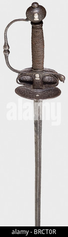 Une petite épée avec hilt argenté, Europe du Nord, environ 1700 lame triangulaire mince (quelque peu corrodée). Noeud-fusée ciselé avec incrustations argentées (usées). Un buste au milieu de la décoration ornementale et des trophées martiaux est représenté d'un côté de la double coquille-garde, porte-fusée et pommel. Couvercle de poignée en fer plus tard. Longueur 101,5 cm. Historique, historique, XVIIIe siècle, robe épée, épées, throuillage, propulsions, petite épée, épée de cour, arme, armes, armes, armes, armes, militaire, militaria, objet, objets, photos, coupures, coupures, découpe, découpe, découpes, coupures, coupures, coupures, Banque D'Images