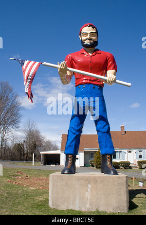 Paul Bunyan silencieux Homme tenant un drapeau américain dans Cheshire Connecticut Banque D'Images