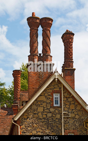 Cheminées élisabéthain sur maisons à Albury, Surrey, Angleterre Banque D'Images