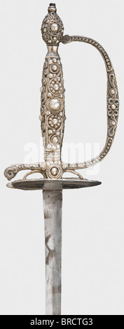 Une petite épée argentée française, vers 1790 lame triangulaire Lisse et mince. Coupe hile argenté dans un motif de losange avec décoration en vigne et plusieurs marques argentées sur la poignée et la boucle de doigt. Longueur 99,5 cm. Historique, historique, XVIIIe siècle, robe épée, épées, throuillage, propulsions, petite épée, épée de cour, arme, armes, armes, armes, armes, militaire, militaria, objet, objets, photos, coupures, coupures, découpe, découpe, découpes, coupures, coupures, coupures, Banque D'Images