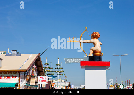 Un ange avec un arc et une flèche montrant le chemin vers les toilettes à l'Oktoberfest, Munich, Bavaria, Germany, Europe Banque D'Images