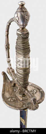 Une épée argentée pour un officier de la Garde, France, Période de restauration lame de throuting triangulaire avec dorures bien conservées sur un fond bleuté. Hilt argenté caractéristique avec fleur de lys en relief sur la protection, le porte-fusée et le pommeau. Enroulement à poignée métallique argent d'origine et têtes de Turk lâches. Barde en cuir intact avec fixations argentées. Longueur 101 cm. Historique, historique, XIXe siècle, XIIe siècle, XIe siècle, 10ème siècle, épée habillée, épées, throuillée, propulsions, petite épée, épée de cour, arme, armes, armes, armes, armes, militaires, militarie, Banque D'Images