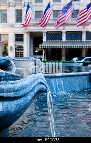 Fontaine Pulitzer en face de la Plaza Hôtel à Manhattan, New York City USA Banque D'Images