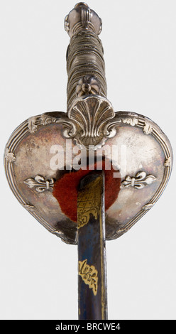 Une épée argentée pour un officier de la Garde, France, Période de restauration lame de throuting triangulaire avec dorures bien conservées sur un fond bleuté. Hilt argenté caractéristique avec fleur de lys en relief sur la protection, le porte-fusée et le pommeau. Enroulement à poignée métallique argent d'origine et têtes de Turk lâches. Barde en cuir intact avec fixations argentées. Longueur 101 cm. Historique, historique, XIXe siècle, XIIe siècle, XIe siècle, 10ème siècle, épée habillée, épées, throuillée, propulsions, petite épée, épée de cour, arme, armes, armes, armes, armes, militaires, militarie, Banque D'Images