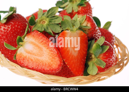 Close-up de quelques fraises fraîches dans un panier isolated on white Banque D'Images