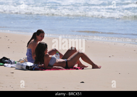 Israël, Haifa, Carmel Beach, les Israéliens d'aller à la plage pour échapper à la chaleur. Les adolescents à prendre le soleil sur la plage Banque D'Images