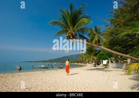 Femme sur la plage de Lamai, Ko Samui, Thaïlande Banque D'Images