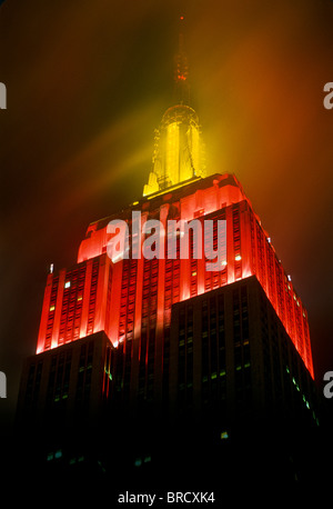 Vue détaillée de l'Empire State Building et du brouillard dans la nuit, New York City, New York Banque D'Images