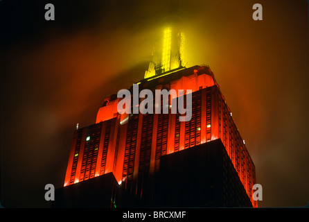 Vue détaillée de l'Empire State Building et du brouillard dans la nuit, New York City, New York Banque D'Images