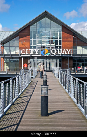 Situé autour de l'ancienne Victoria Quay sur le front de mer de Dundee, City Quay est un commerce de détail, de loisirs et de développement de l'hôtel. Banque D'Images