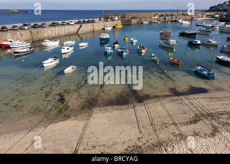 Les bateaux de pêche amarrés dans le port Mousehole, Cornwall Angleterre Banque D'Images