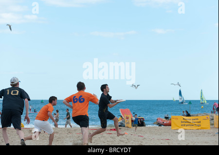 Frisbee, l'un des événements au Windfest 2010, tenue à la plage de Sandbanks, Poole. Banque D'Images