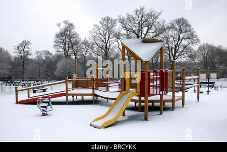 Un parc d'enfants dans la neige avec une jungle de sport Banque D'Images