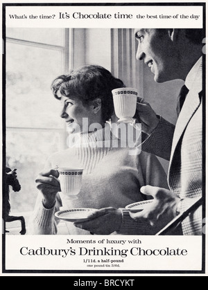 Publicité classique en noir et blanc pour Cadbury's Drinking Chocolate In magazine de mode vers 1959 Banque D'Images