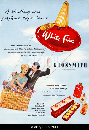 Publicité en couleur pour les articles de toilette parfum White Fire par Grossmith dans le magazine de mode vers 1959 Banque D'Images