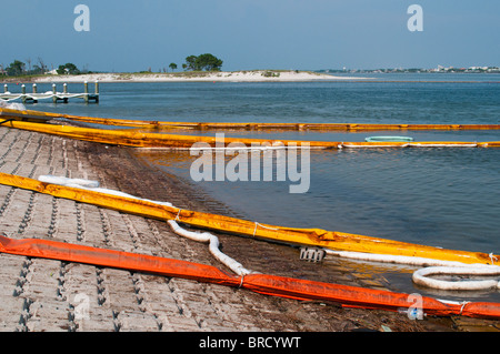 Barrage de rétention des hydrocarbures, Boggy Point, Perdido Pass, Orange Beach, Alabama. Banque D'Images