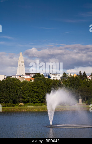 Tjornin lake, l'église Hallgrimskirkja en arrière-plan. Reykjavik Islande. Banque D'Images