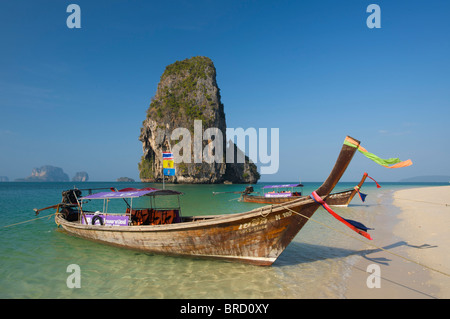 Bateaux à longue queue à Laem Phra Nang Beach, Krabi, Thaïlande Banque D'Images