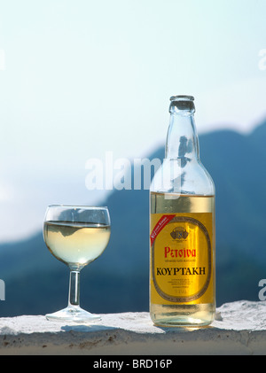 Verre et bouteille de vin Retsina en début de soirée, Corfou (Kerkyra), îles Ioniennes, Grèce Banque D'Images