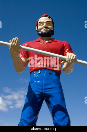 Paul Bunyan silencieux Homme tenant un drapeau américain dans Cheshire Connecticut Banque D'Images