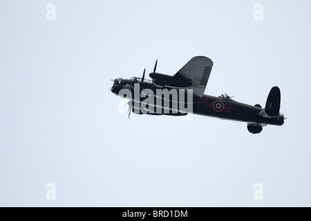 L'Avro Lancaster Bomber s'affiche à un spectacle aérien d'Eastbourne, East Sussex, Angleterre. Banque D'Images