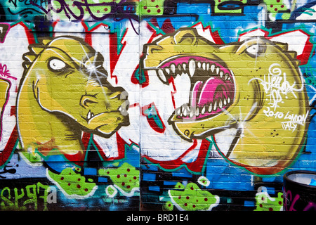 Graffiti sur chemin de halage du canal de navigation de la rivière Lee. L'Est de Londres, au Royaume-Uni. Banque D'Images