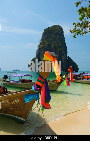 Bateau à longue queue à Laem Phra Nang Beach, Krabi, Thaïlande Banque D'Images