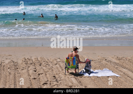 Israël, Haifa, Carmel Beach, les Israéliens d'aller à la plage pour échapper à la chaleur. Le soleil sur la plage de l'adolescence Banque D'Images