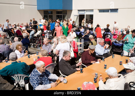 Barbecue en plein air pour les personnes âgées vivant dans une maison de soins infirmiers, Hrafnista à Hafnarfjordur, une plus grande région de Reykjavik, Islande. Banque D'Images