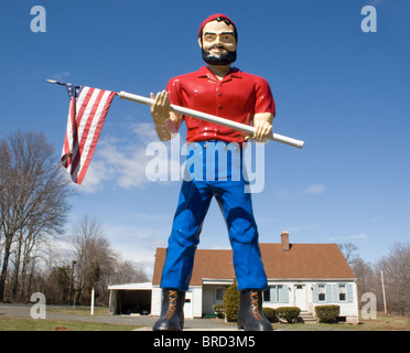 Paul Bunyan silencieux Homme tenant un drapeau américain dans Cheshire Connecticut Banque D'Images