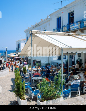 Par le port de mer tavena à Spetses Town, Spetses, Grèce, Îles du Golfe Saronique Banque D'Images