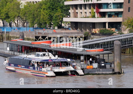 Un traversier de passagers Riverbus Thames Clippers à Tower Pier, London, England, UK Banque D'Images