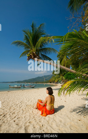 Femme sur la plage de Lamai, Ko Samui, Thaïlande Banque D'Images