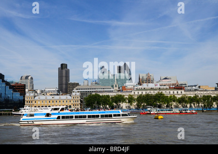 Bateaux de croisière touristique sur la Tamise, avec des bâtiments Ville de Londres en arrière-plan, London, England, UK Banque D'Images