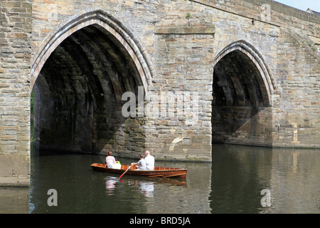 Les gens rangée, sous le pont de la rivière Elvet porter à Durham. Banque D'Images