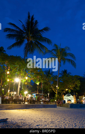 Restaurants à Ray Leh West Beach, Krabi, Thaïlande Banque D'Images