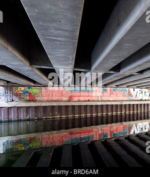 Le Graffiti sous un pont routier A12 traversant le Regent's Canal London, UK. Banque D'Images