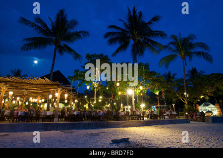 Restaurants à Ray Leh West Beach, Krabi, Thaïlande Banque D'Images