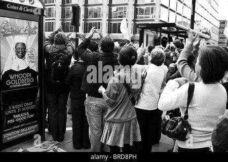 Spectateurs de la visite d'état du pape à Londres. Pour un usage éditorial uniquement. Banque D'Images