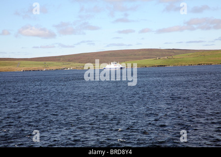 L'approche de Ferry Yell Toft sur Mainland, Shetland, Scotland Banque D'Images