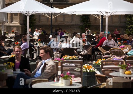 Café scène pendant la semaine Mai Festival à Osnabrück, Basse-Saxe, Allemagne Banque D'Images