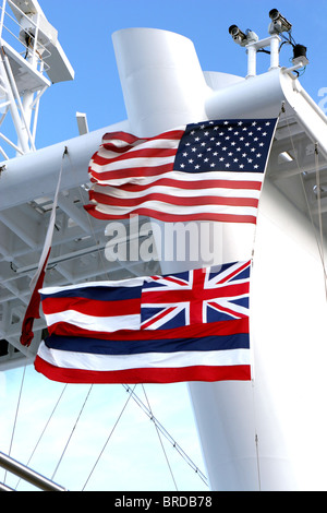 Stars and Stripes flag flying sur l'état d'Hawaï drapeau sur le mât du navire à passagers en voyage d'Island Princess'. Banque D'Images