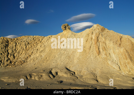 Nuages lenticulaires et badlands dans Death Valley National Park. Banque D'Images