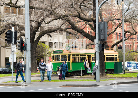 Le Tram à Victoria Parade, East Melbourne, Victoria, Australie Banque D'Images
