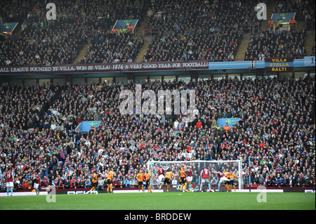 Les fans de football fin Holt à Villa Park Birmingham England Uk Banque D'Images