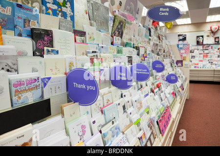 En Angleterre, Royaume-Uni, Grande Bretagne. Sélection d'occasions spéciales cartes de Vœux pour la vente sur un support d'affichage intérieur Clintons card Banque D'Images