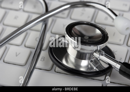 Stéthoscope sur un clavier d'ordinateur Banque D'Images