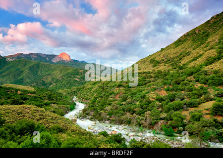 Coucher Soleil nuages et Middle Fork Kaweah River et sunlit Moro Rock. Sequoia National Park, Californie Banque D'Images
