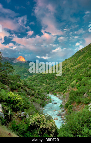 Coucher Soleil nuages et Middle Fork Kaweah River et sunlit Moro Rock. Sequoia National Park, Californie Banque D'Images