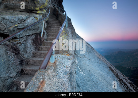 Aube sur Moro Rock avec des escaliers. Sequoia National Park, Californie Banque D'Images